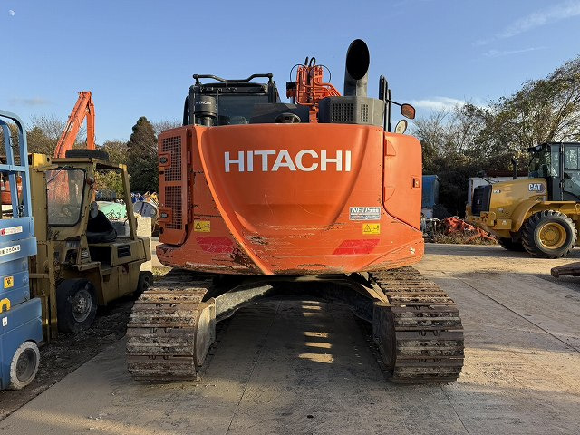 HITACHI ZX135US-6 - Lánctalpas kotró: 4 kép. HITACHI ZX135US-6 - Lánctalpas kotró: 4 kép.