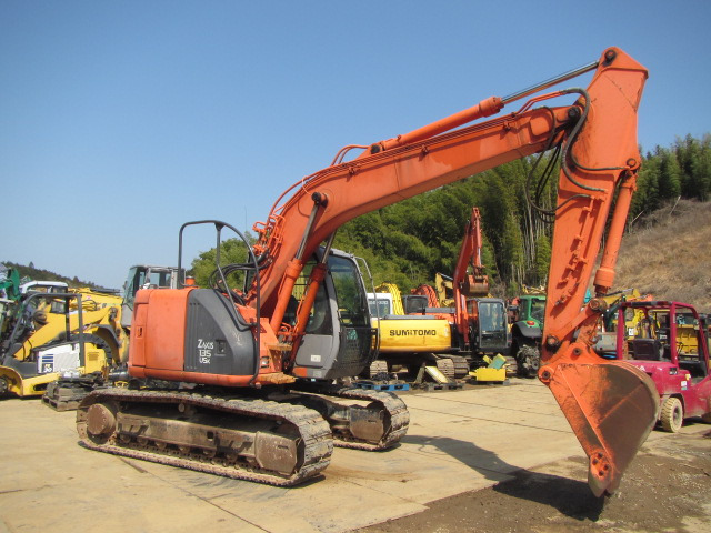 HITACHI ZX135USK - Lánctalpas kotró: 5 kép. HITACHI ZX135USK - Lánctalpas kotró: 5 kép.