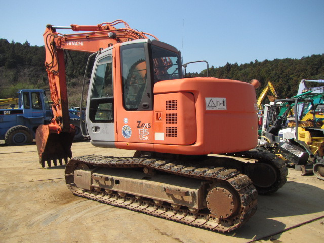 HITACHI ZX135USK - Lánctalpas kotró: 2 kép. HITACHI ZX135USK - Lánctalpas kotró: 2 kép.