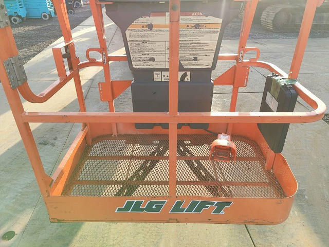 Személyemelő JLG E300AJP: 11 kép.