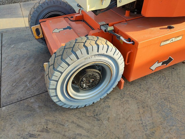 Személyemelő JLG E300AJP: 17 kép.