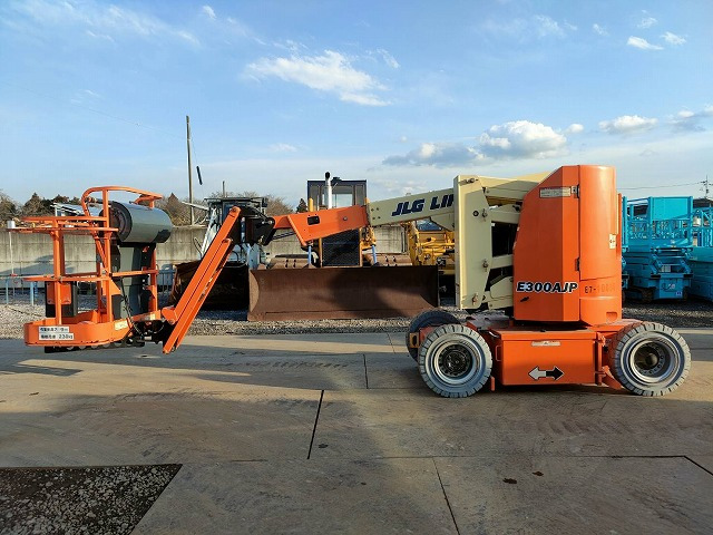 Személyemelő JLG E300AJP: 8 kép.