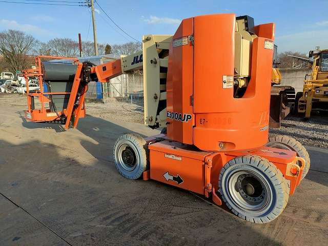 Személyemelő JLG E300AJP: 7 kép.