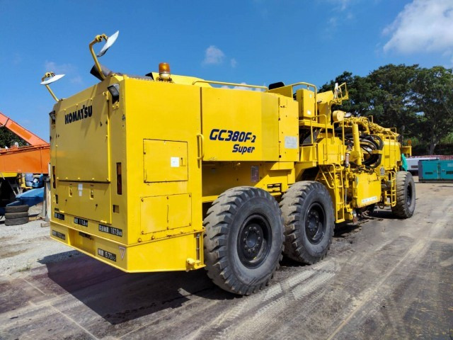 KOMATSU GC380F-2 - Aszfaltmaró: 3 kép. KOMATSU GC380F-2 - Aszfaltmaró: 3 kép.