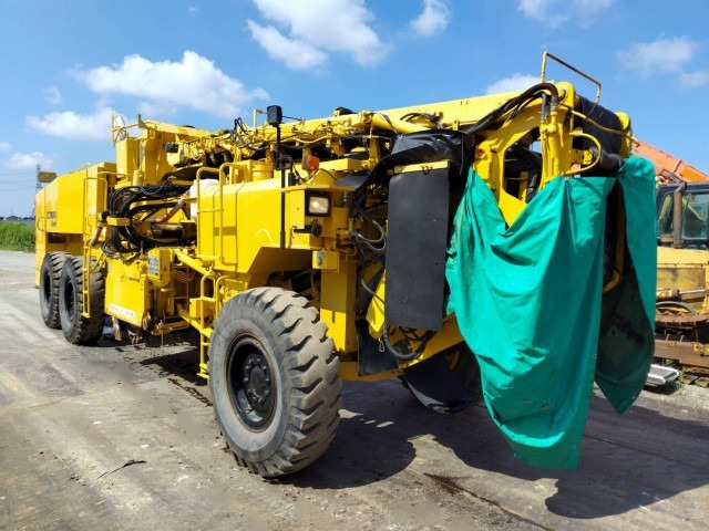KOMATSU GC380F-2 - Aszfaltmaró: 4 kép. KOMATSU GC380F-2 - Aszfaltmaró: 4 kép.