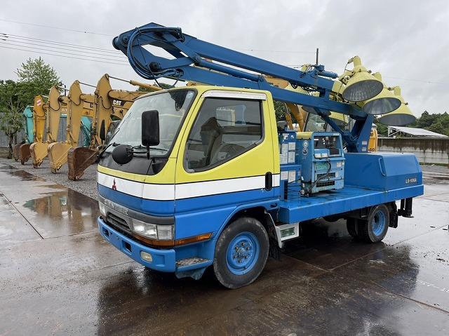 TADANO LS-106A - Világító állvány, Teherautó: 4 kép. TADANO LS-106A - Világító állvány, Teherautó: 4 kép.