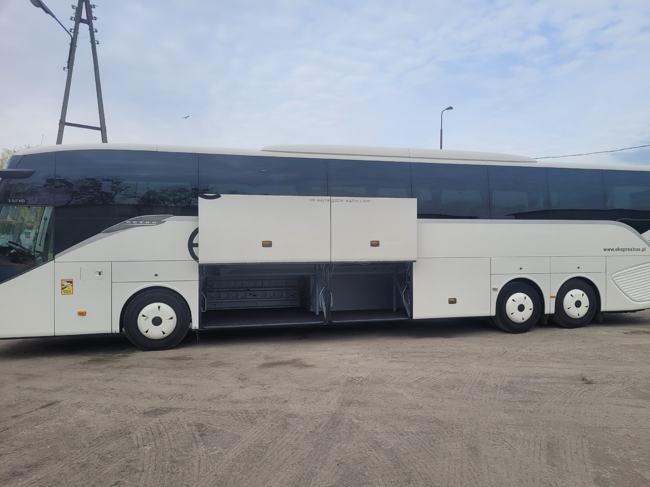 SETRA 517 HD - Távolsági busz: 4 kép. SETRA 517 HD - Távolsági busz: 4 kép.