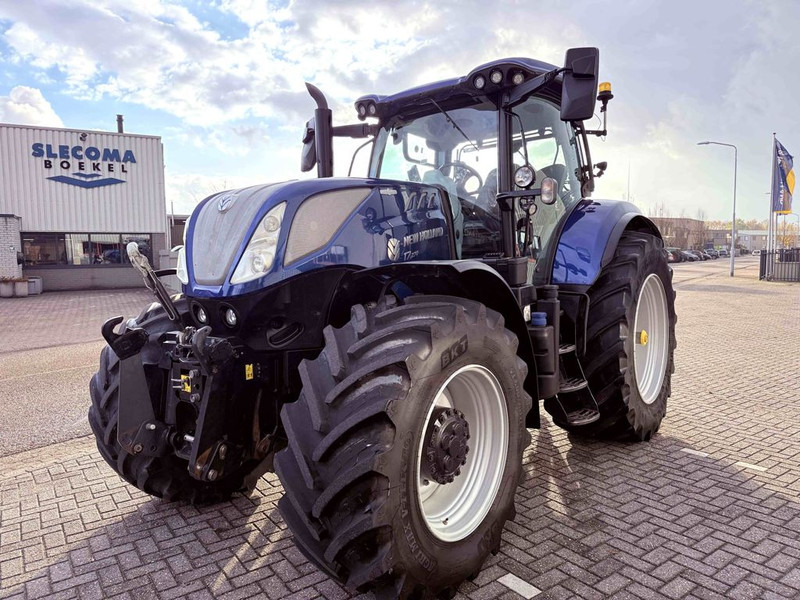 New Holland T7.270 AC Stage V Blue Power - Traktor: 1 kép. New Holland T7.270 AC Stage V Blue Power - Traktor: 1 kép.