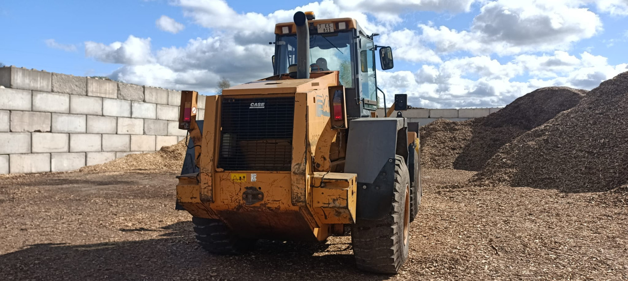 CASAE 812C - Gumikerekes homlokrakodó: 5 kép. CASAE 812C - Gumikerekes homlokrakodó: 5 kép.