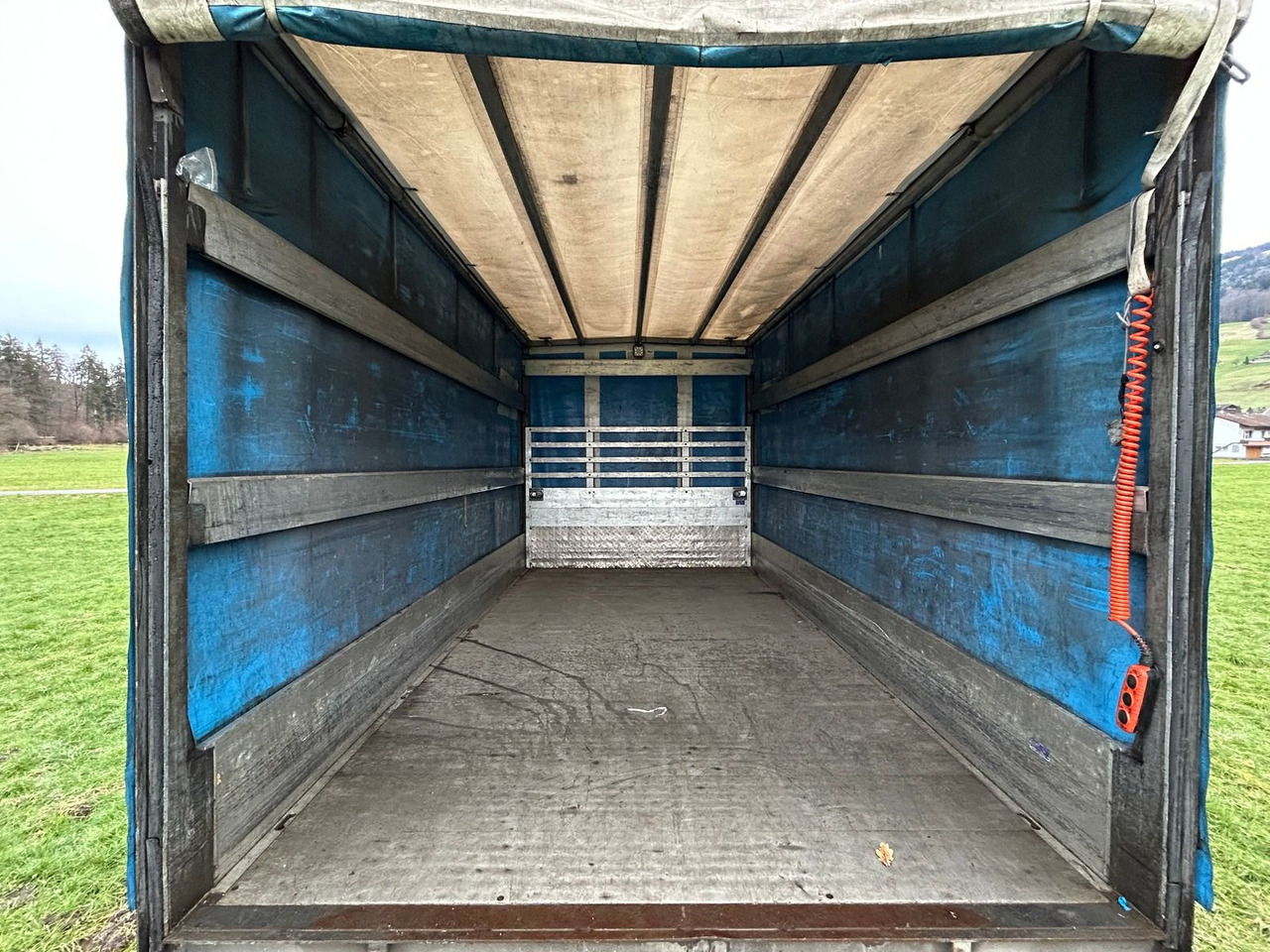 MERCEDES-BENZ Atego 818 - Ponyvás teherautó: 5 kép. MERCEDES-BENZ Atego 818 - Ponyvás teherautó: 5 kép.