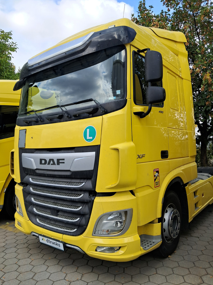DAF XF 430 NGI - Nyergesvontató: 2 kép. DAF XF 430 NGI - Nyergesvontató: 2 kép.