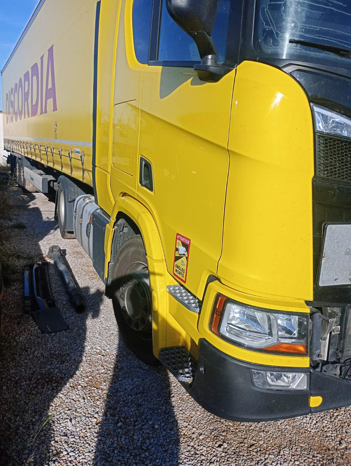 SCANIA R460 SUPER, Location: Villareal, Spain - Nyergesvontató: 2 kép. SCANIA R460 SUPER, Location: Villareal, Spain - Nyergesvontató: 2 kép.