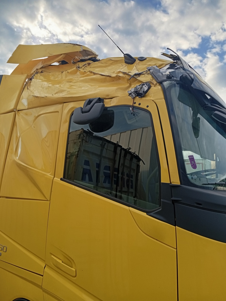 VOLVO FH 460 Aero, Damaged, Located in Bari,Italy - Nyergesvontató: 5 kép. VOLVO FH 460 Aero, Damaged, Located in Bari,Italy - Nyergesvontató: 5 kép.