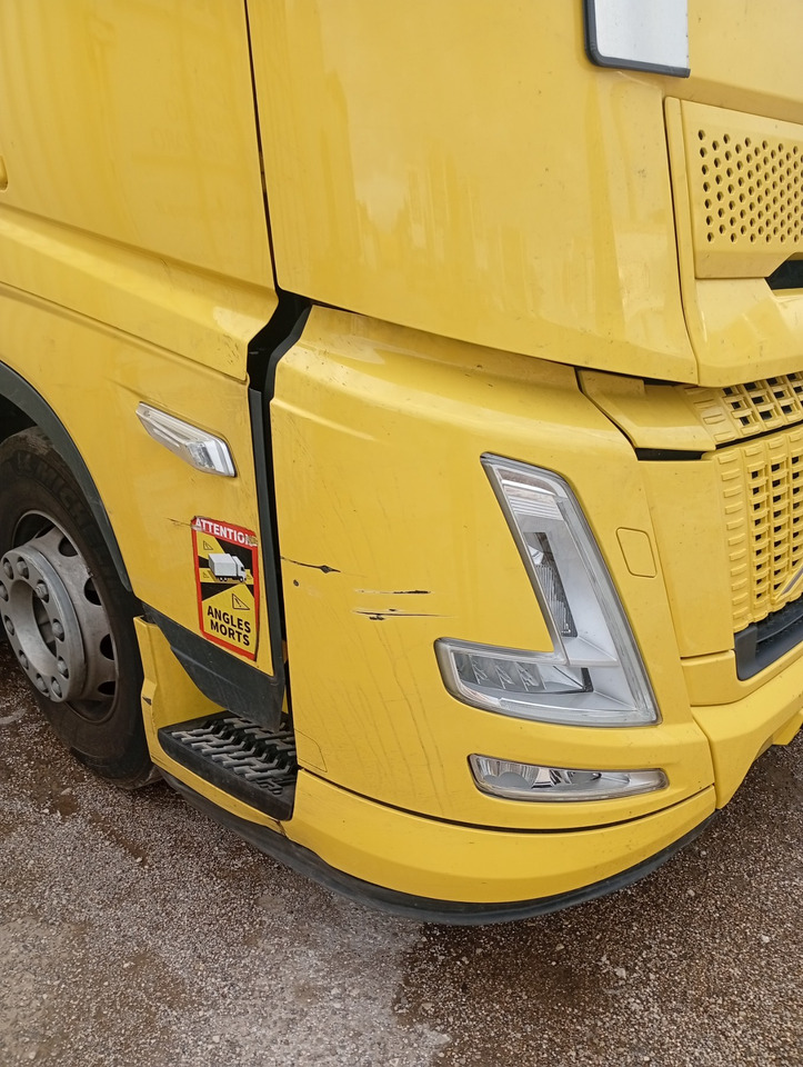 VOLVO FH 460 Aero, Damaged, Located in Bari,Italy - Nyergesvontató: 4 kép. VOLVO FH 460 Aero, Damaged, Located in Bari,Italy - Nyergesvontató: 4 kép.