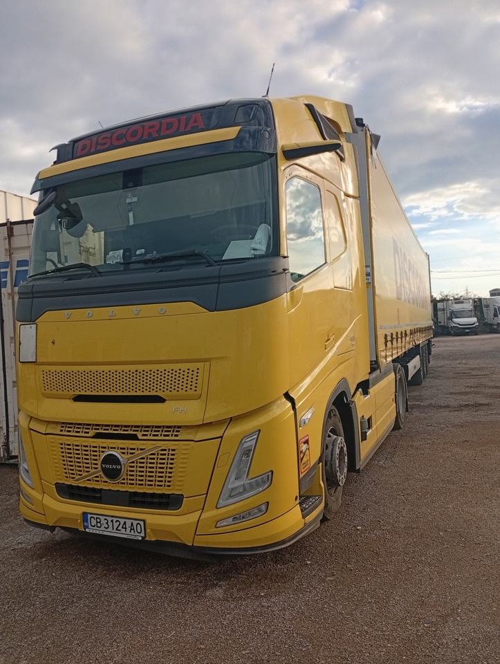 VOLVO FH 460 Aero, Damaged, Located in Bari,Italy - Nyergesvontató: 2 kép. VOLVO FH 460 Aero, Damaged, Located in Bari,Italy - Nyergesvontató: 2 kép.