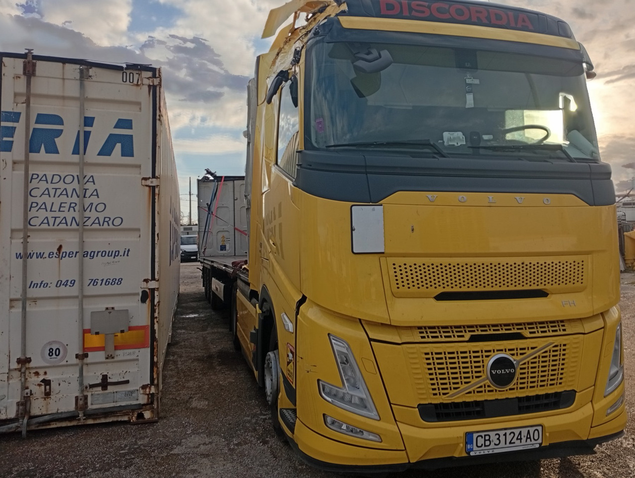 VOLVO FH 460 Aero, Damaged, Located in Bari,Italy - Nyergesvontató: 1 kép. VOLVO FH 460 Aero, Damaged, Located in Bari,Italy - Nyergesvontató: 1 kép.
