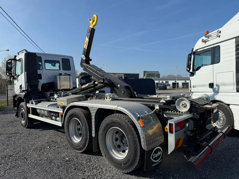Iveco AD300T48 HYVALIFT 20 TONS*pare-choc hydraulique - Horgos rakodó teherautó: 3 kép. Iveco AD300T48 HYVALIFT 20 TONS*pare-choc hydraulique - Horgos rakodó teherautó: 3 kép.