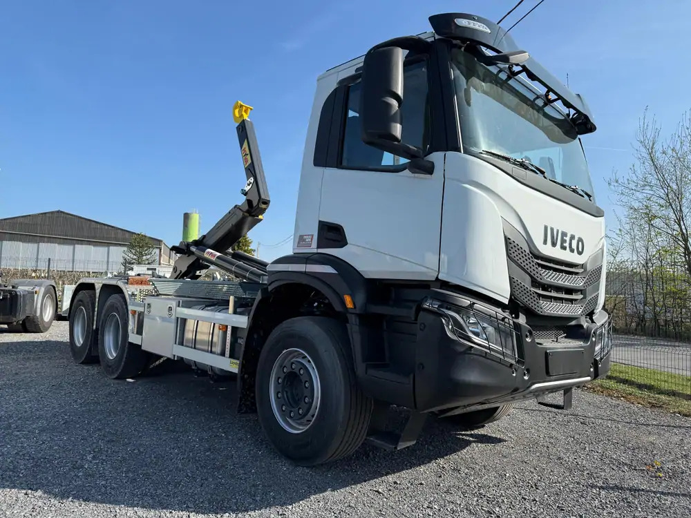 Iveco AD300T48 HYVALIFT 20 TONS*pare-choc hydraulique - Horgos rakodó teherautó: 2 kép. Iveco AD300T48 HYVALIFT 20 TONS*pare-choc hydraulique - Horgos rakodó teherautó: 2 kép.