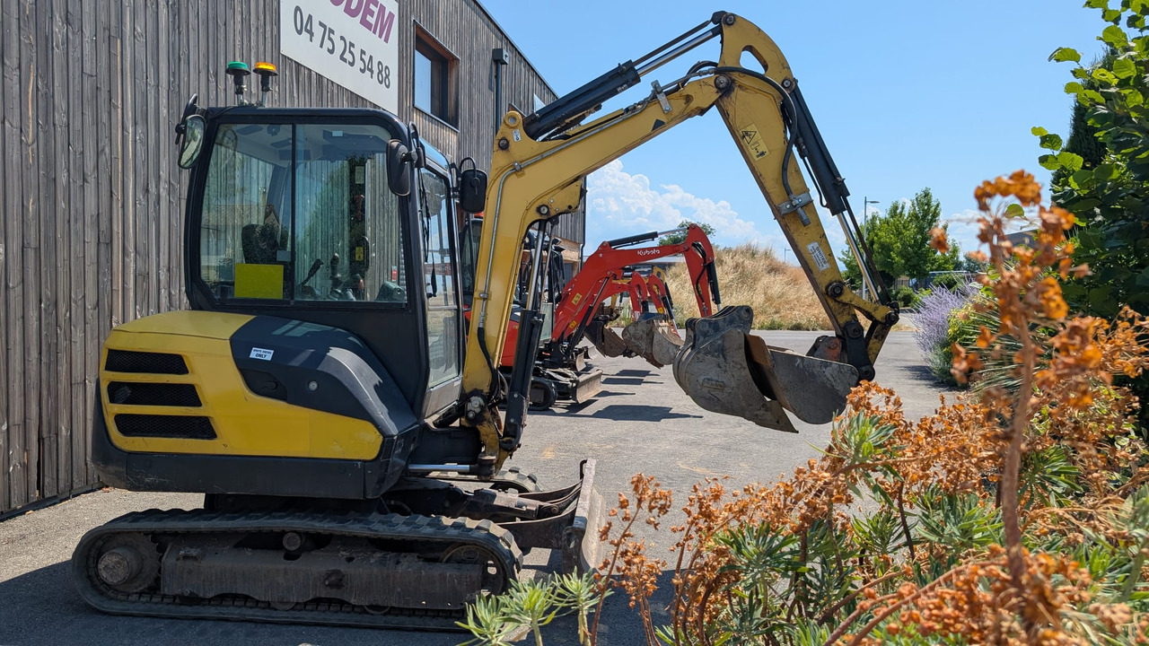 YANMAR SV26 - Minikotró: 3 kép. YANMAR SV26 - Minikotró: 3 kép.