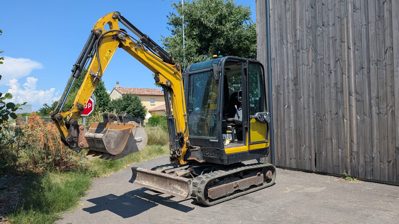 YANMAR SV26 - Minikotró: 2 kép. YANMAR SV26 - Minikotró: 2 kép.