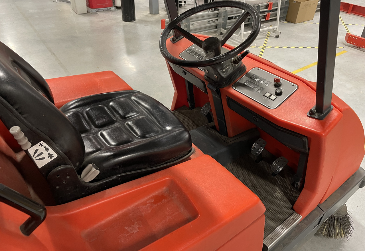 Hako Hakomatic B 1100 - Ipari seprőgép: 3 kép. Hako Hakomatic B 1100 - Ipari seprőgép: 3 kép.