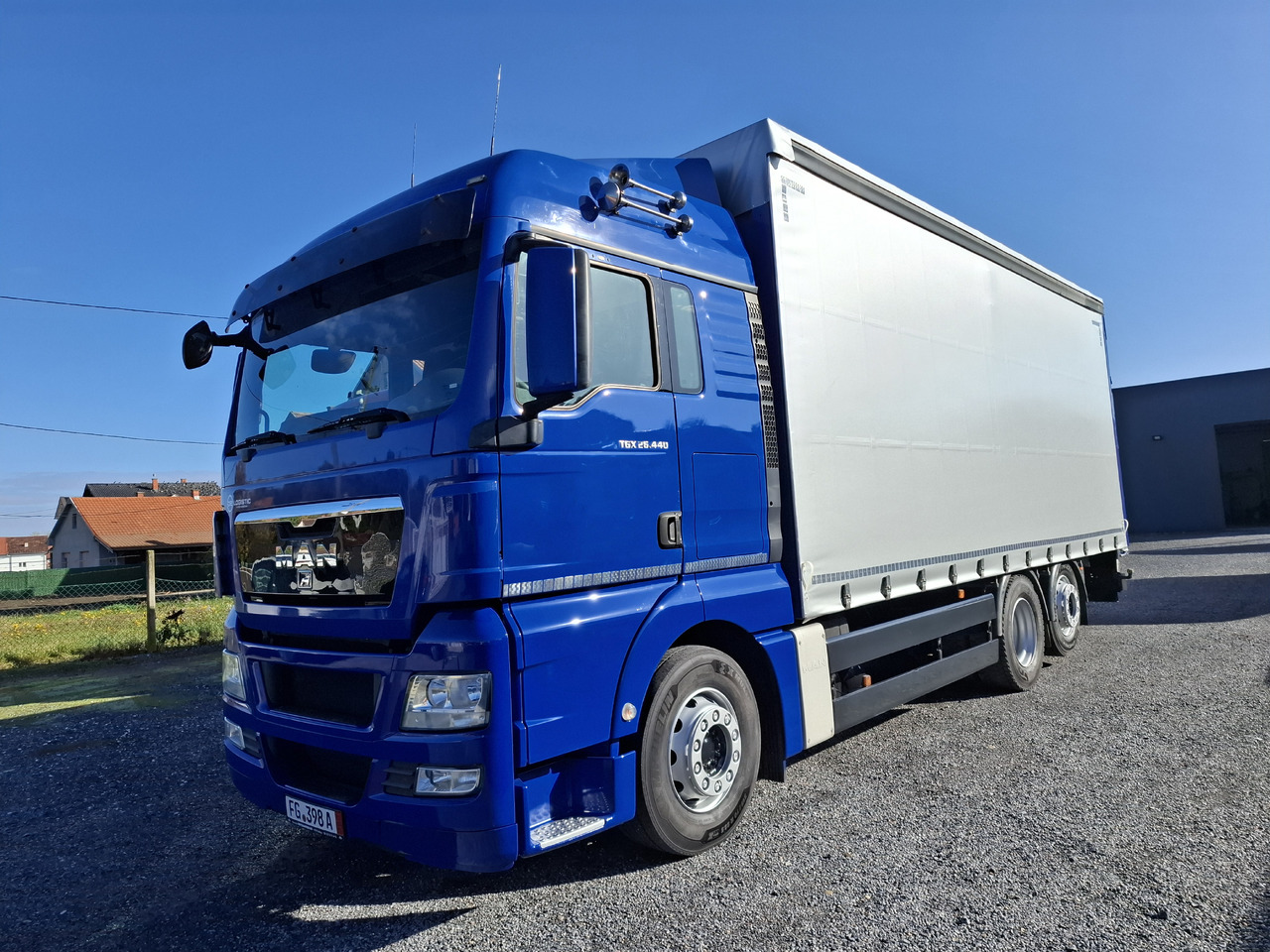 MAN TGX 26.440 E5 - Ponyvás teherautó: 3 kép. MAN TGX 26.440 E5 - Ponyvás teherautó: 3 kép.