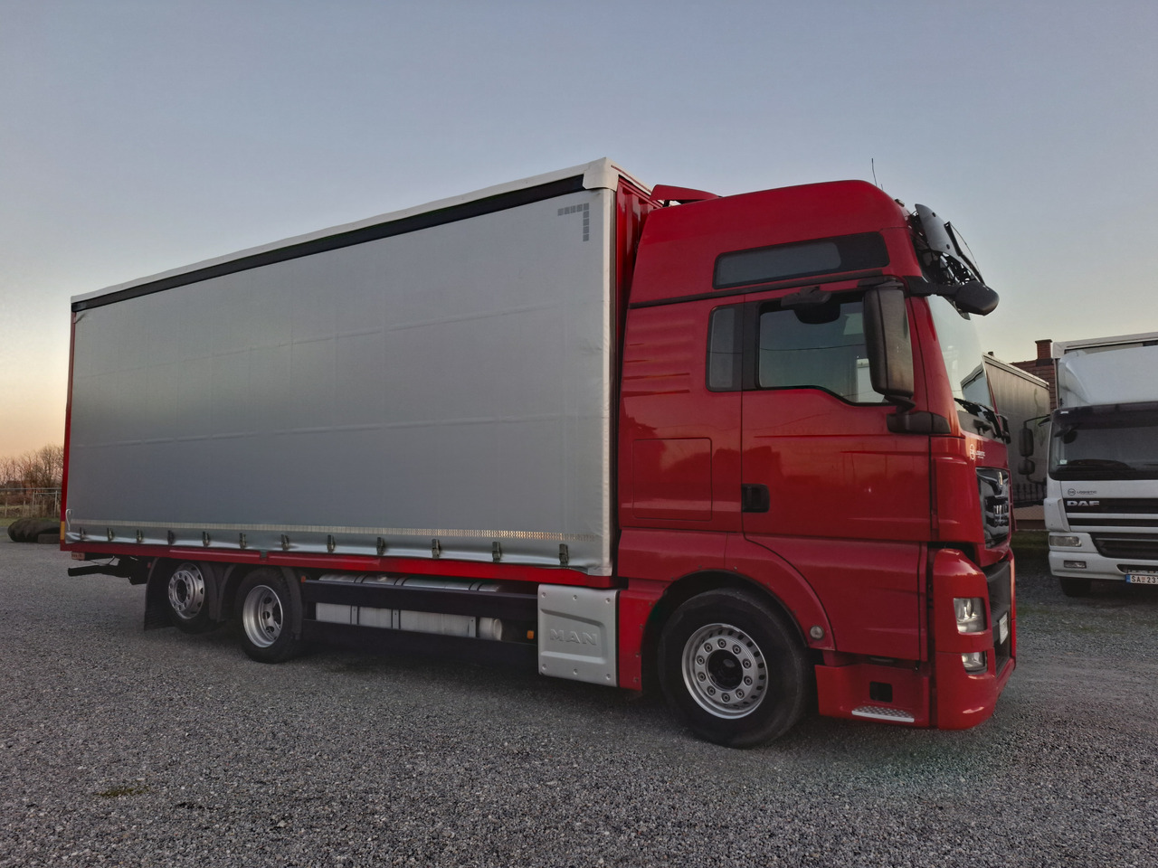 MAN TGX 26.440 E6 - Ponyvás teherautó: 5 kép. MAN TGX 26.440 E6 - Ponyvás teherautó: 5 kép.