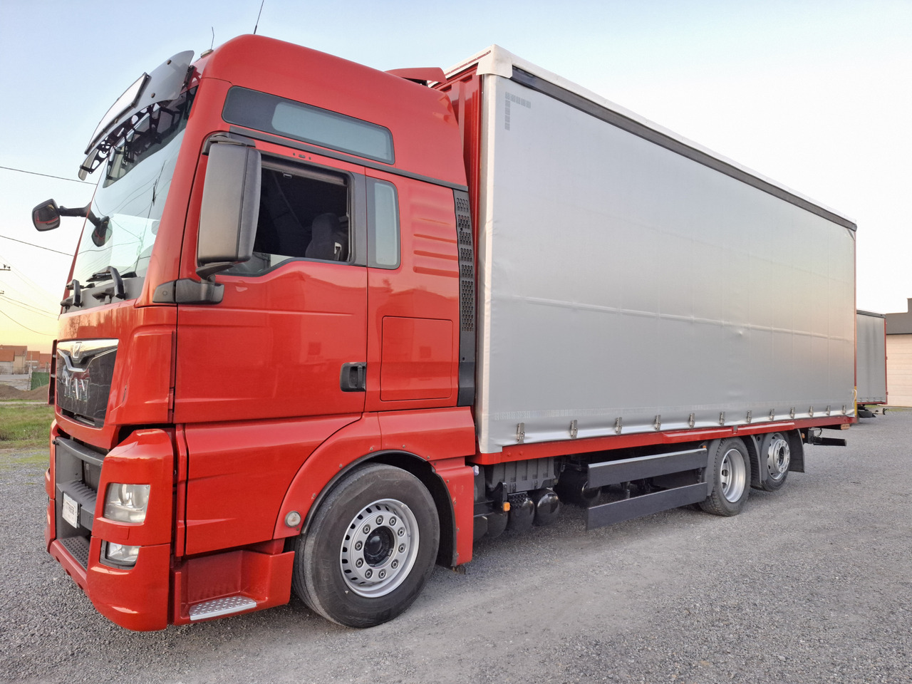 MAN TGX 26.440 E6 - Ponyvás teherautó: 2 kép. MAN TGX 26.440 E6 - Ponyvás teherautó: 2 kép.