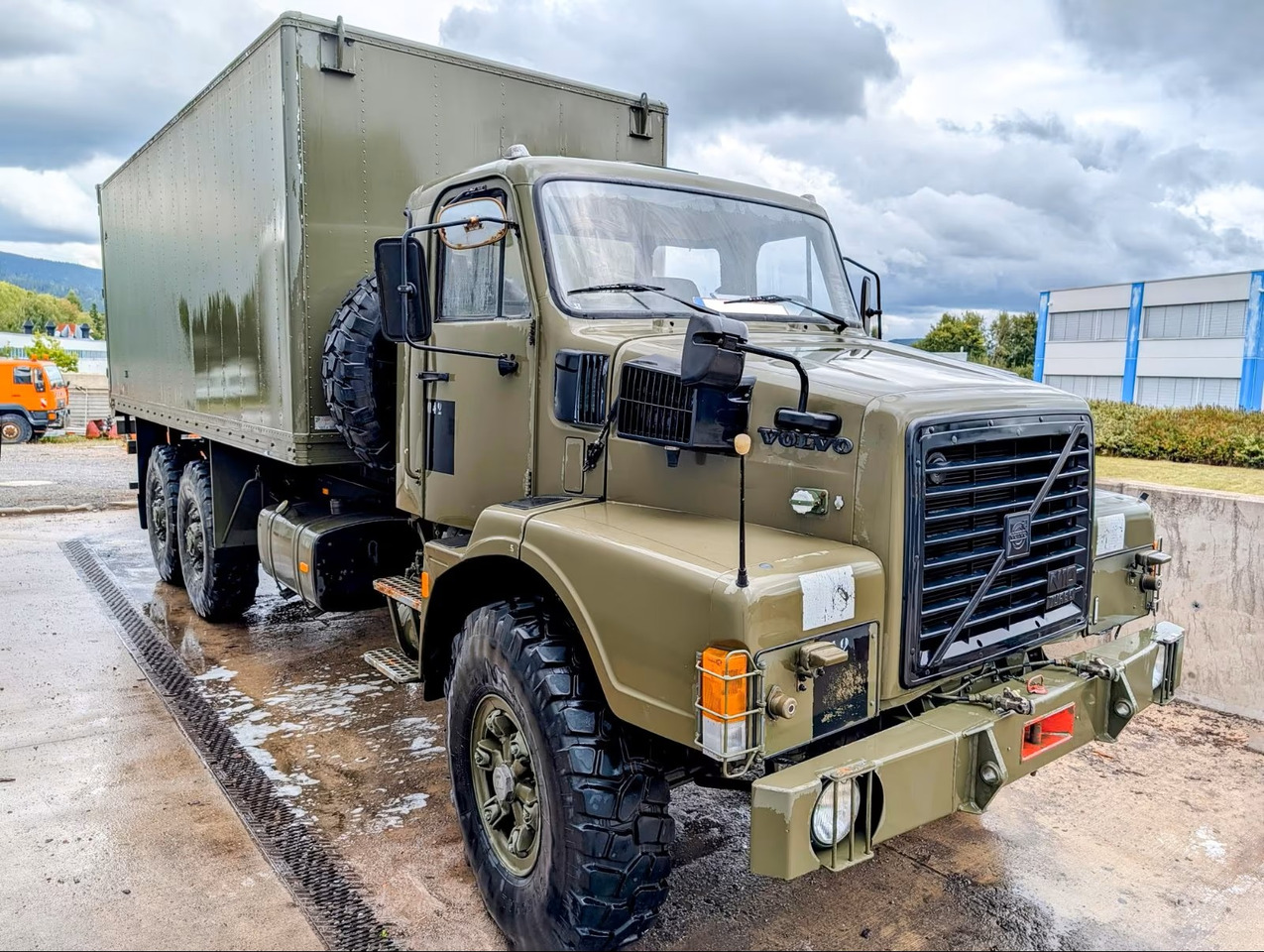 VOLVO N10 - Dobozos felépítményű teherautó: 2 kép. VOLVO N10 - Dobozos felépítményű teherautó: 2 kép.