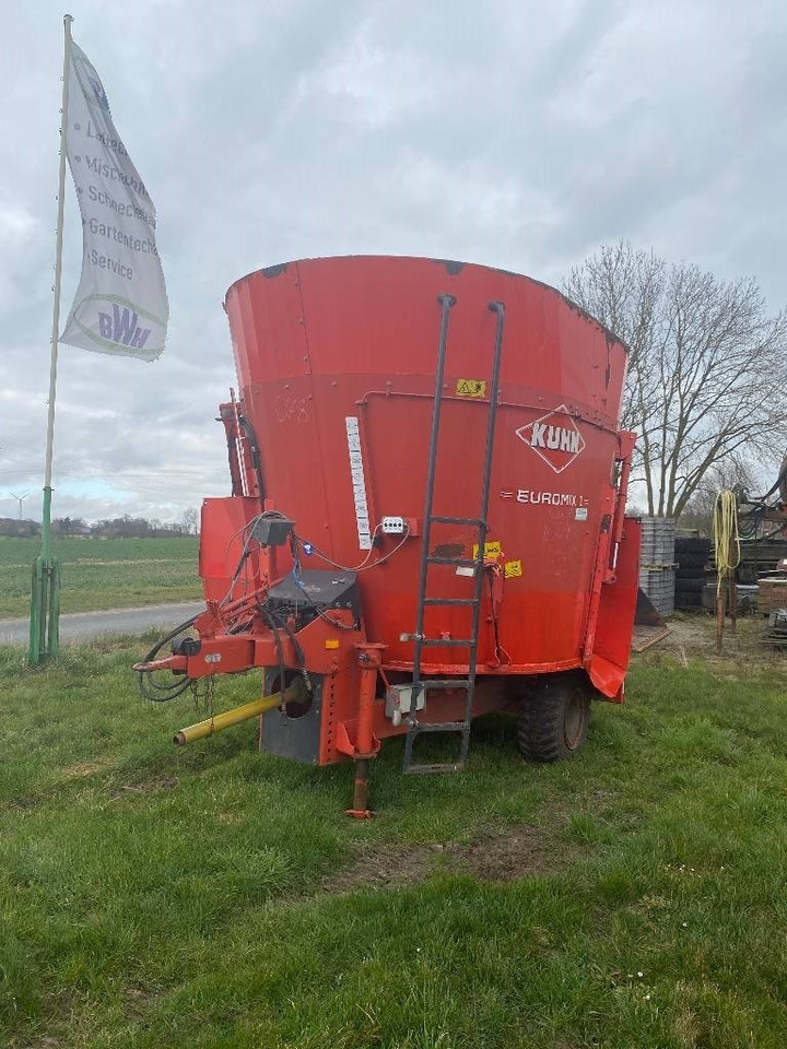 Kuhn EuroMix - Etetőkocsi: 4 kép. Kuhn EuroMix - Etetőkocsi: 4 kép.