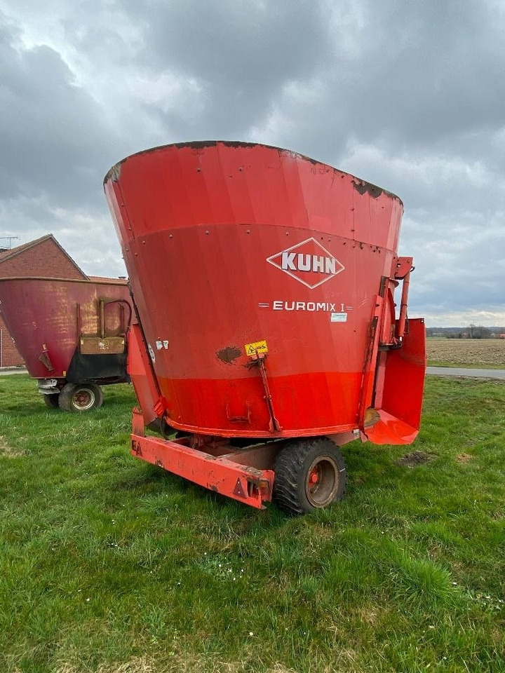 Kuhn EuroMix - Etetőkocsi: 3 kép. Kuhn EuroMix - Etetőkocsi: 3 kép.