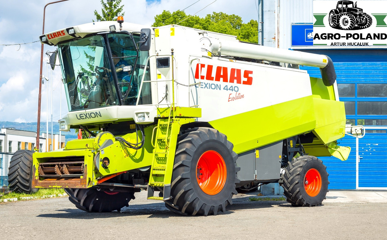 CLAAS LEXION 440 EVOLUTION - 2003 ROK + CLAAS C 540 SKŁADANY - 2007 ROK - Kombájn: 2 kép. CLAAS LEXION 440 EVOLUTION - 2003 ROK + CLAAS C 540 SKŁADANY - 2007 ROK - Kombájn: 2 kép.