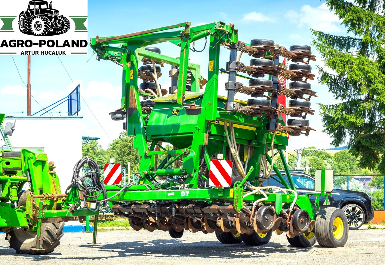 JOHN DEERE 750 A - 6 M - 2008 ROK - Szemenkénti vetőgép: 1 kép. JOHN DEERE 750 A - 6 M - 2008 ROK - Szemenkénti vetőgép: 1 kép.