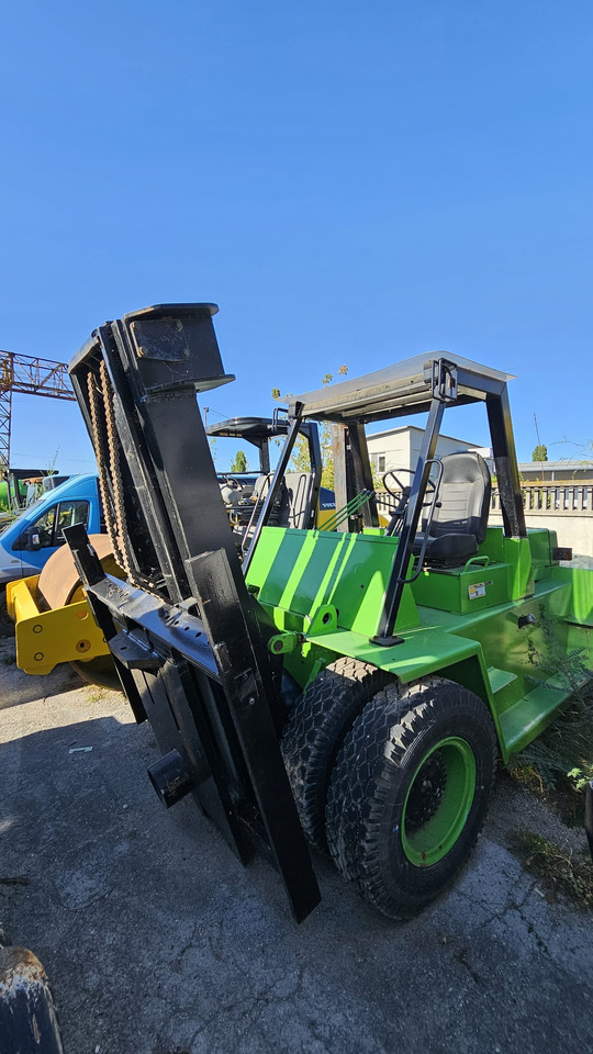 CATERPILLAR V330B - Terepjáró képességű targoncá: 2 kép. CATERPILLAR V330B - Terepjáró képességű targoncá: 2 kép.