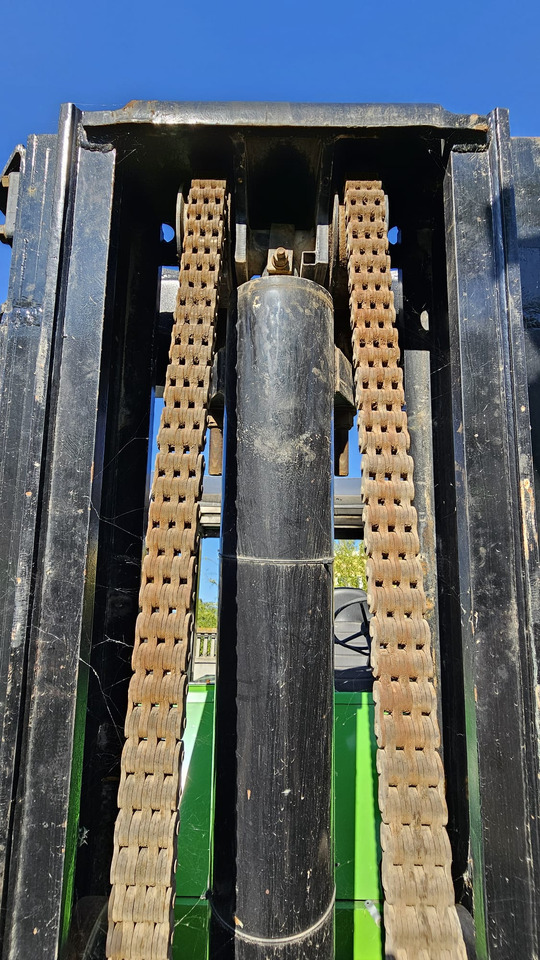 CATERPILLAR V330B - Terepjáró képességű targoncá: 3 kép. CATERPILLAR V330B - Terepjáró képességű targoncá: 3 kép.