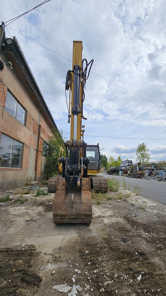 John Deere 200C LC - Lánctalpas kotró: 5 kép. John Deere 200C LC - Lánctalpas kotró: 5 kép.