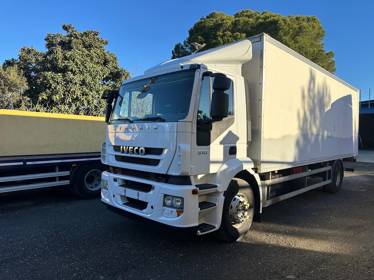 IVECO STRALIS 310 - Dobozos felépítményű teherautó: 2 kép. IVECO STRALIS 310 - Dobozos felépítményű teherautó: 2 kép.