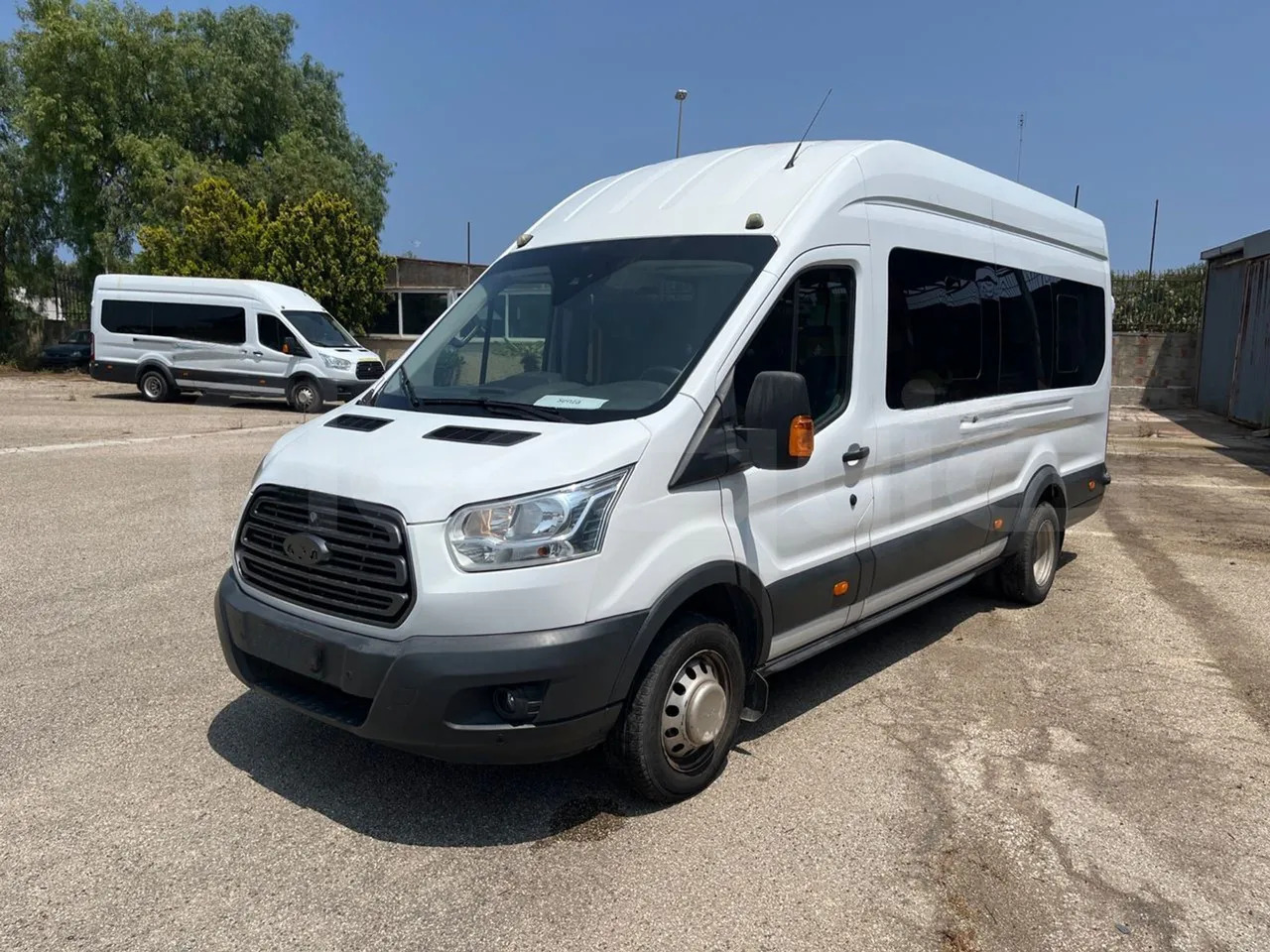 Ford Transit - Minibusz, Kisbusz: 4 kép. Ford Transit - Minibusz, Kisbusz: 4 kép.