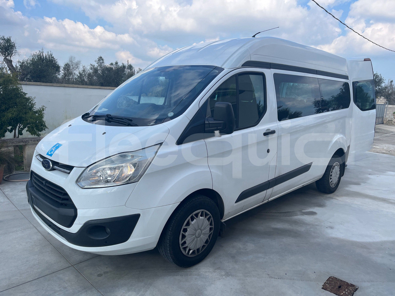 Ford Transit - Minibusz, Kisbusz: 4 kép. Ford Transit - Minibusz, Kisbusz: 4 kép.
