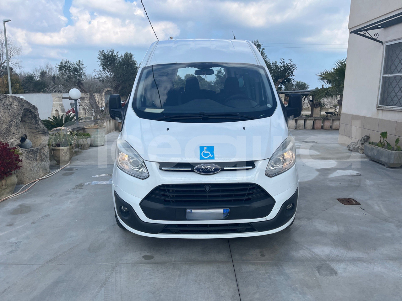 Ford Transit - Minibusz, Kisbusz: 2 kép. Ford Transit - Minibusz, Kisbusz: 2 kép.