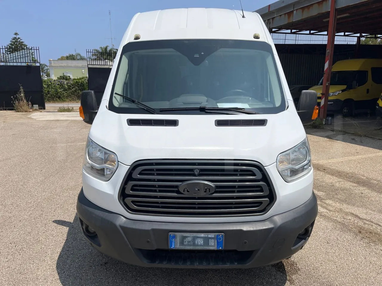 Ford Transit - Minibusz, Kisbusz: 2 kép. Ford Transit - Minibusz, Kisbusz: 2 kép.