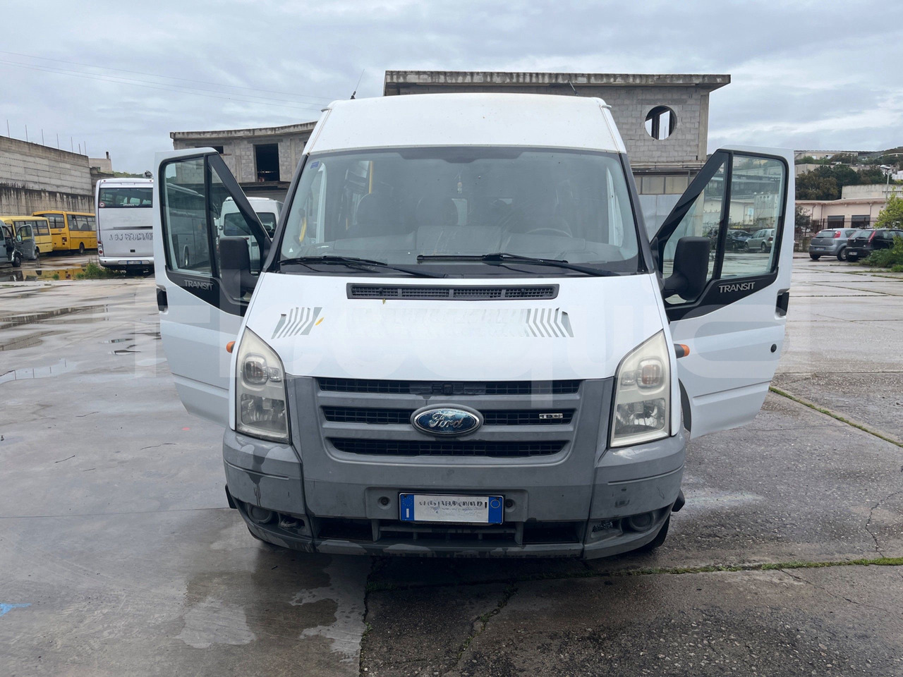Ford Transit - Minibusz, Kisbusz: 2 kép. Ford Transit - Minibusz, Kisbusz: 2 kép.