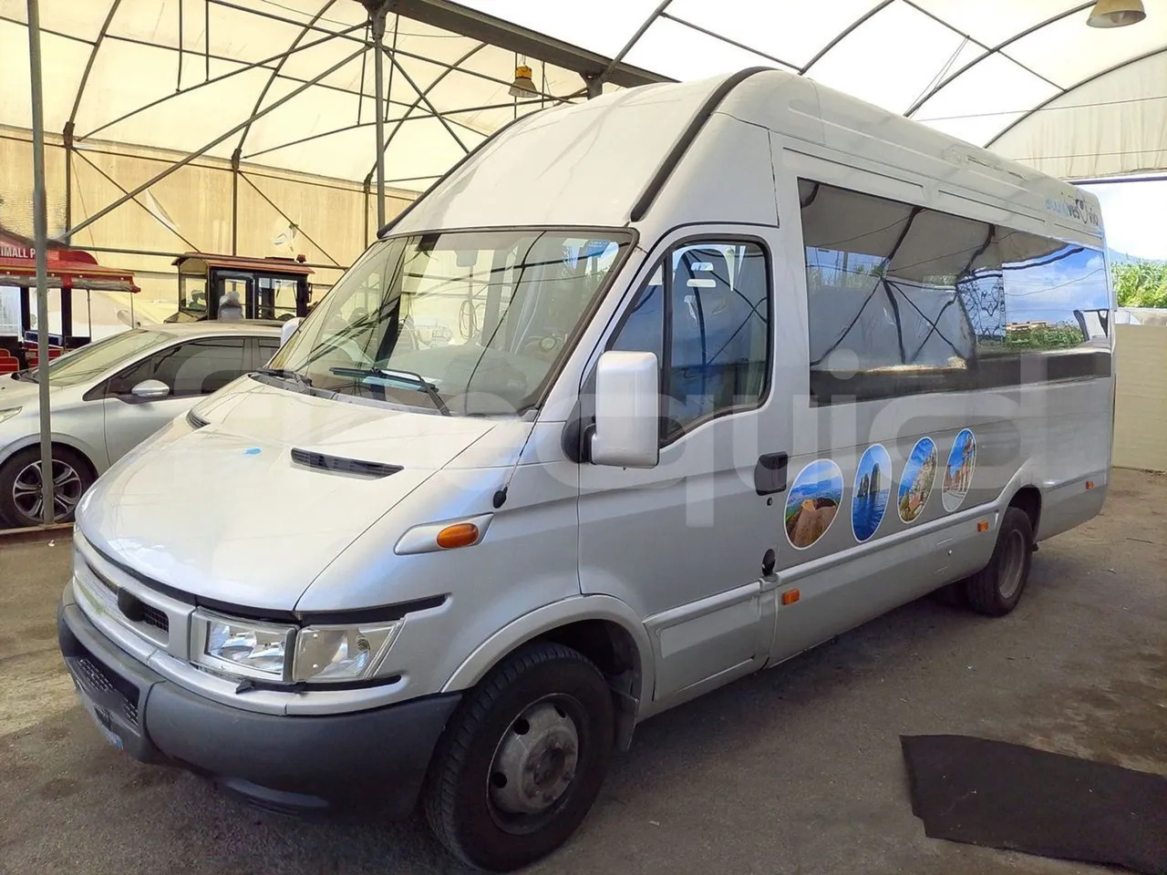 Iveco Daily - Helyközi busz: 4 kép. Iveco Daily - Helyközi busz: 4 kép.