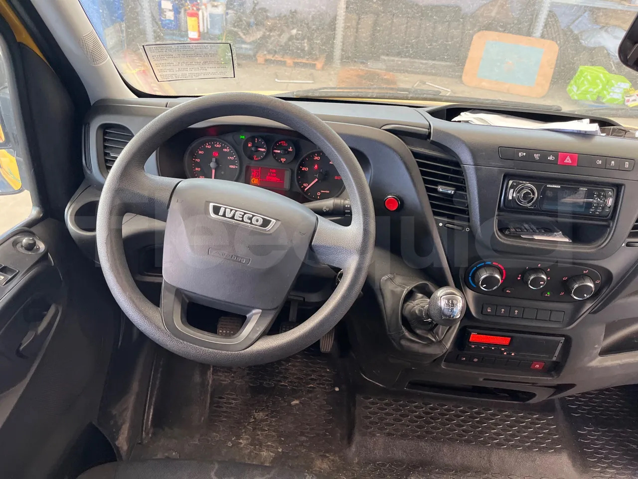 Iskolabusz Iveco Daily: 18 kép.