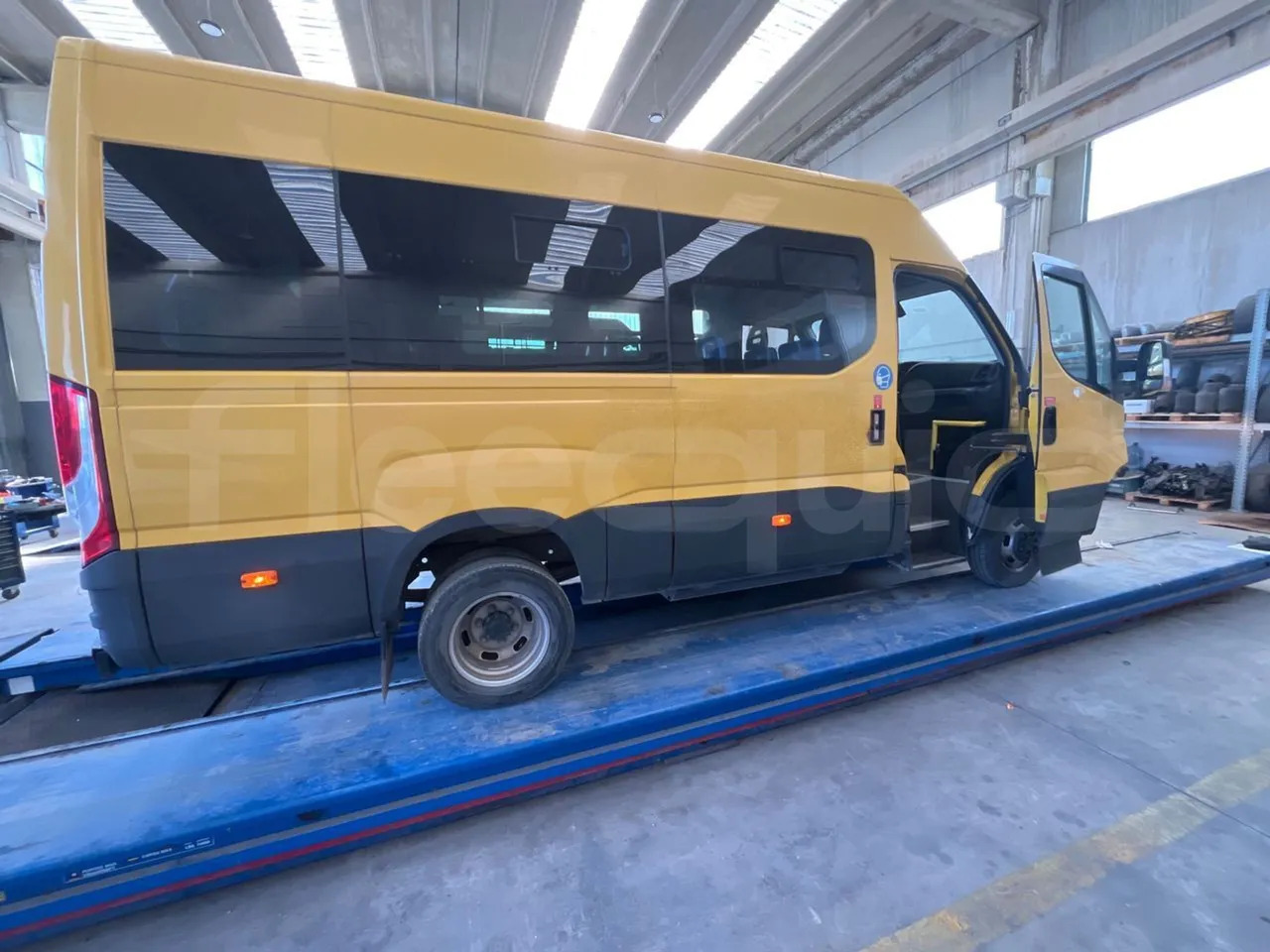 Iskolabusz Iveco Daily: 12 kép.