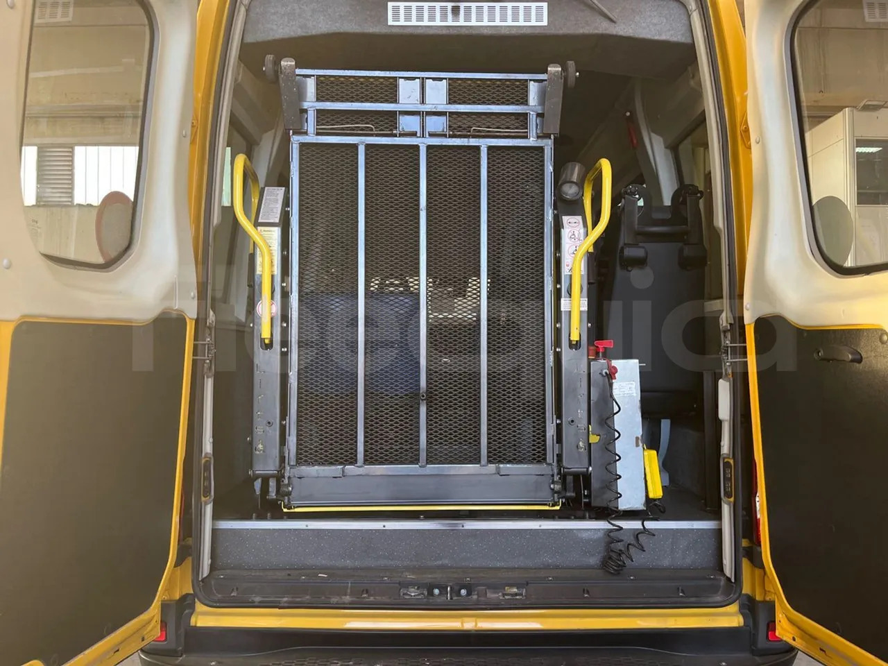 Iskolabusz Iveco Daily: 14 kép. Iskolabusz Iveco Daily: 14 kép.