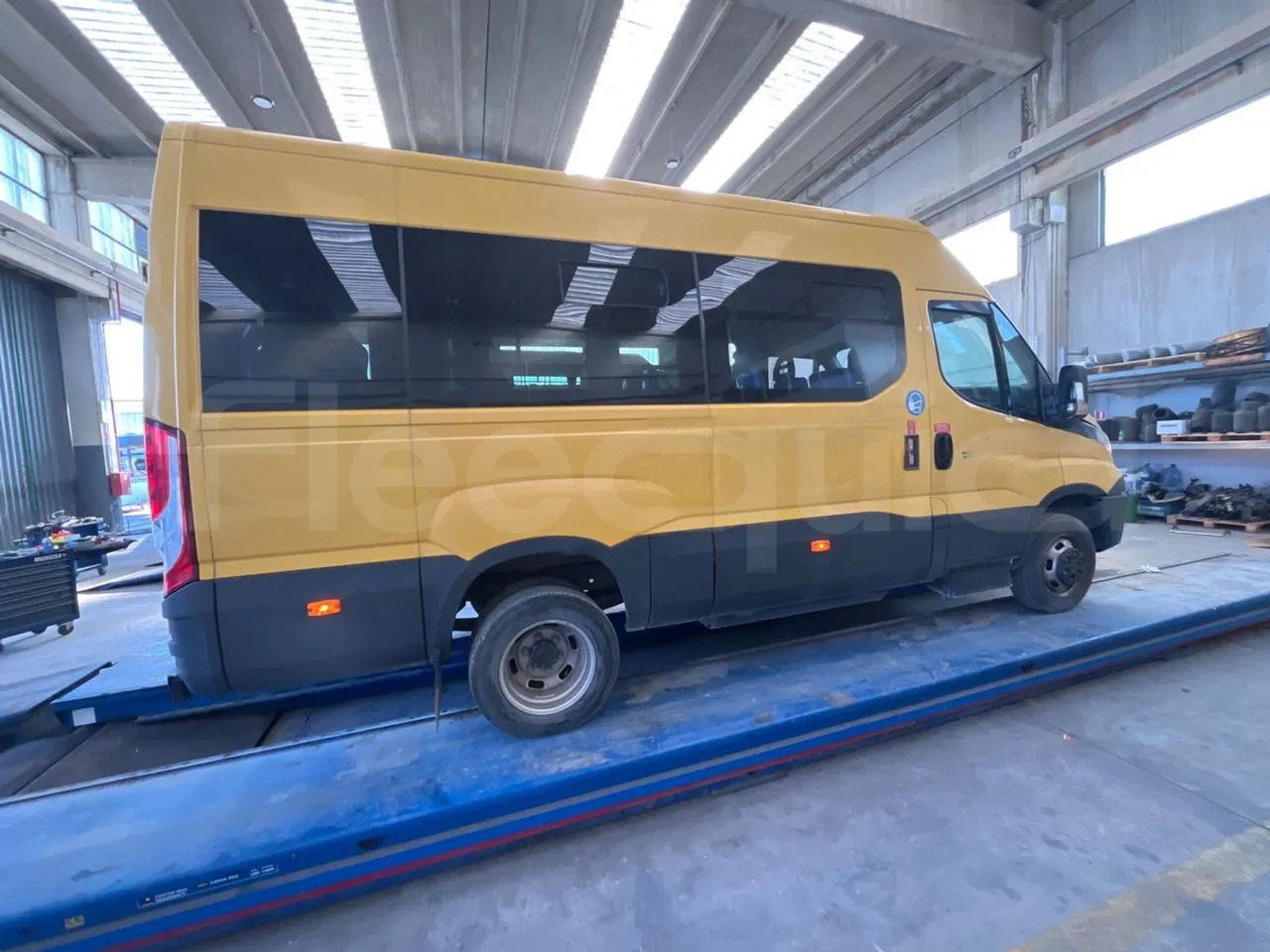 Iskolabusz Iveco Daily: 11 kép.