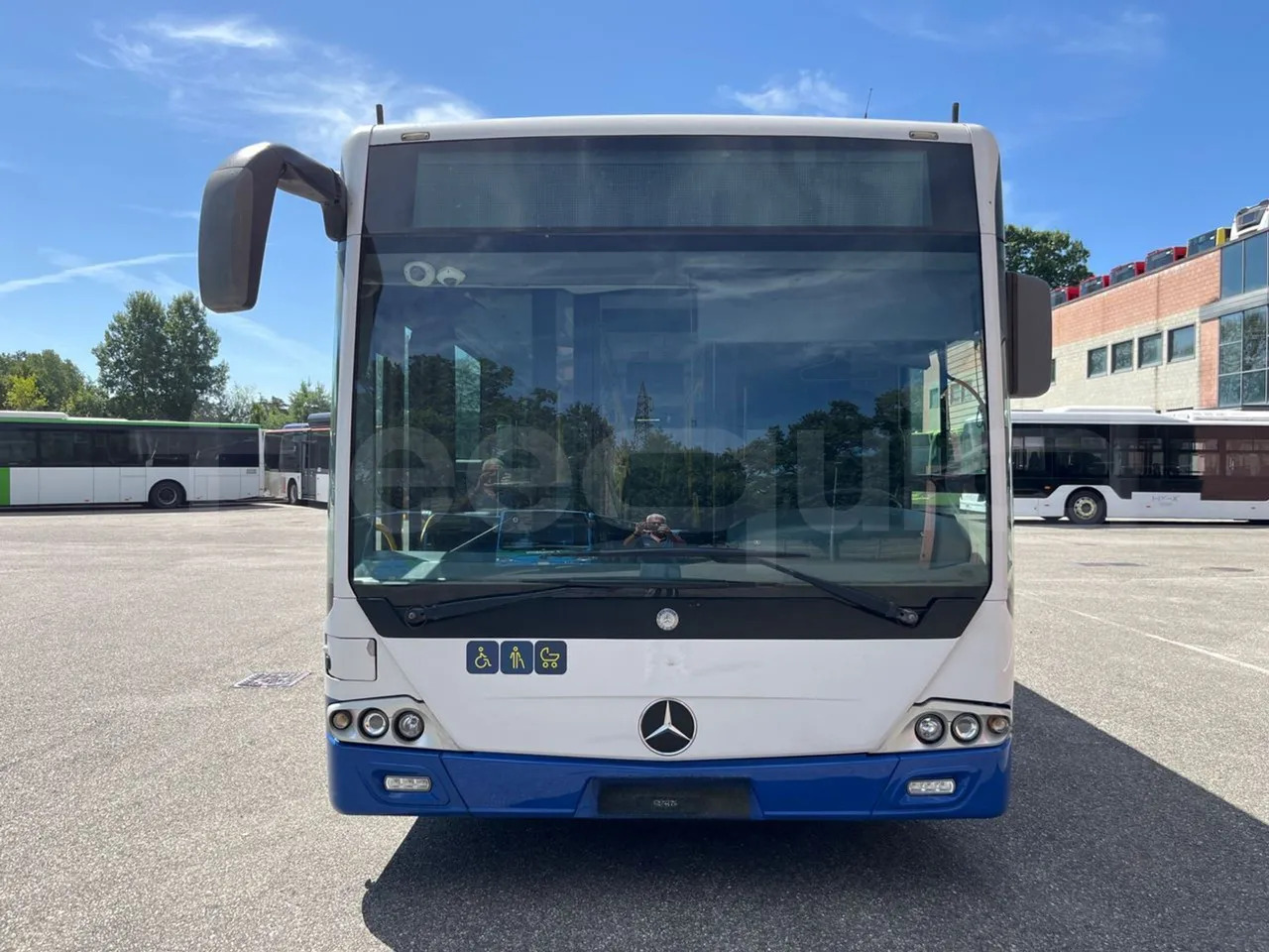 Mercedes-Benz Conecto - Városi busz: 2 kép. Mercedes-Benz Conecto - Városi busz: 2 kép.