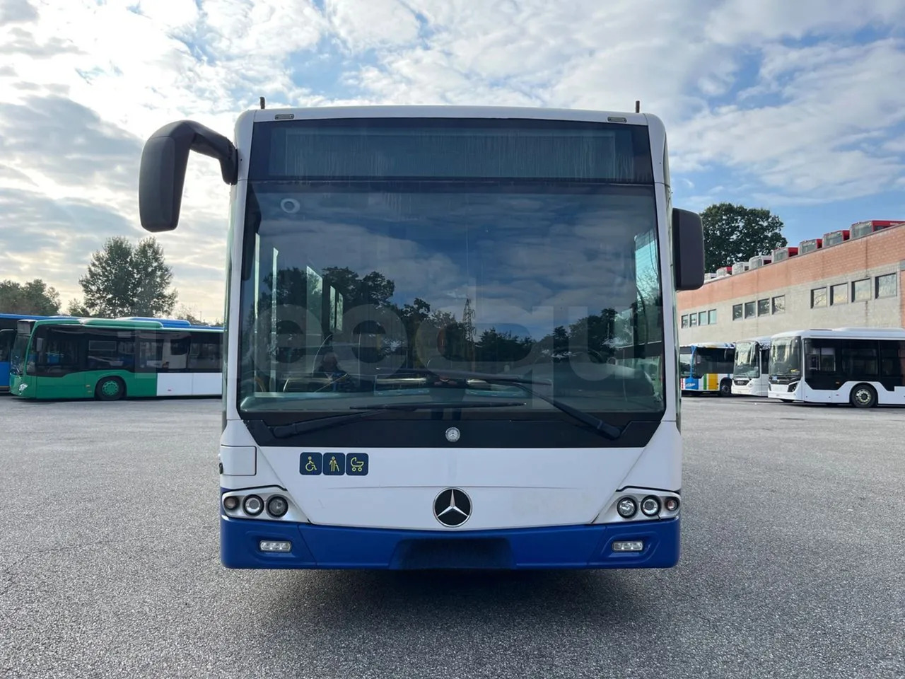 Mercedes-Benz Conecto - Csuklós busz: 2 kép. Mercedes-Benz Conecto - Csuklós busz: 2 kép.