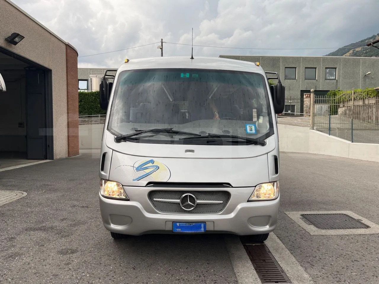 Mercedes-Benz MB 818 S - Távolsági busz: 2 kép. Mercedes-Benz MB 818 S - Távolsági busz: 2 kép.